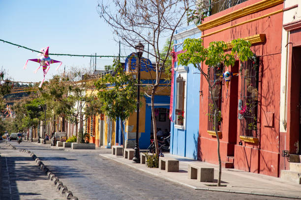 piàata e colorata strada coloniale di ciottoli del centro di oaxaca - pinata mexico christmas mexican culture foto e immagini stock