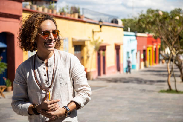 homem sorrindo em rua colorida de construção colonial em oaxaca, méxico - street style - fotografias e filmes do acervo