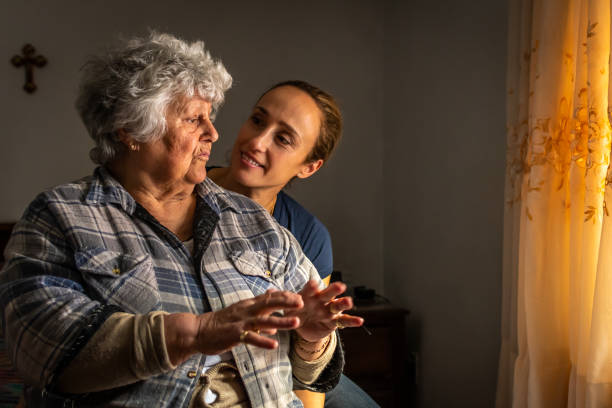 娘と一緒に古いポルトガル人女性の肖像画。 - portuguese culture women ethnic smiling ストックフォトと画像