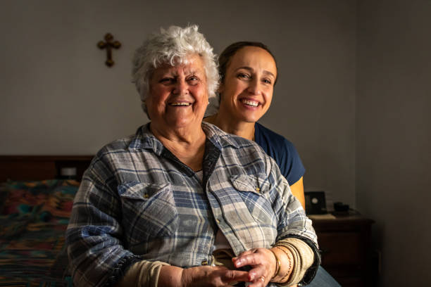 娘と一緒に古いポルトガル人女性の肖像画。 - portuguese culture women ethnic smiling ストックフォトと画像