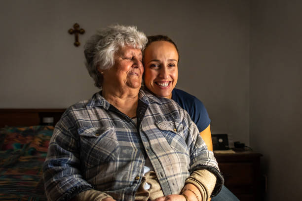 портрет старой португальской женщины с дочерью. - portuguese culture women ethnic smiling стоковые фото и изображения