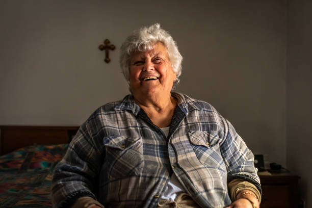 портрет старой португальской женщины. - portuguese culture women ethnic smiling стоковые фото и изображения