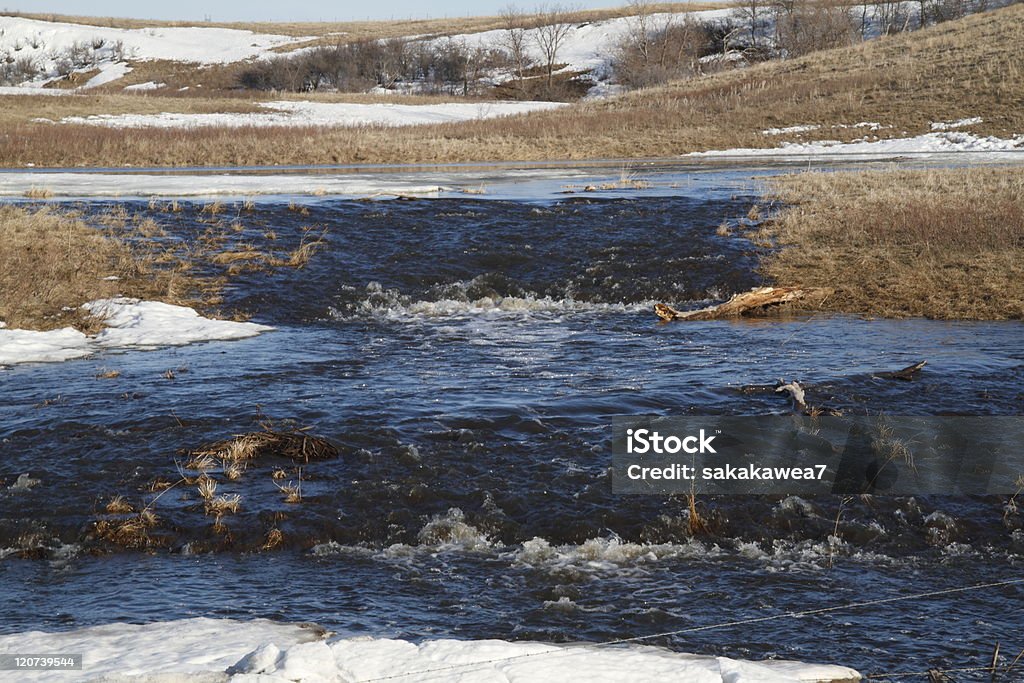 Cascada de agua en la primavera de descongelación - Foto de stock de Dakota del Norte libre de derechos