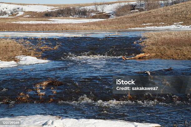 Przenoszenie Wody W Spring Rozmrażania - zdjęcia stockowe i więcej obrazów Powódź - Powódź, Stan Dakota Północna, Fotografika