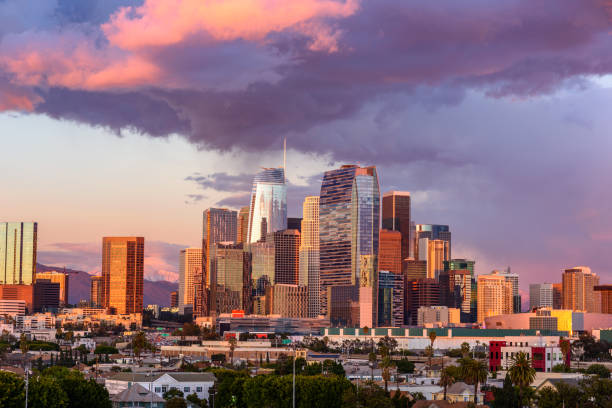 skyline der wolkenkratzer in downtown los angeles bei sonnenuntergang - smog city pollution town stock-fotos und bilder