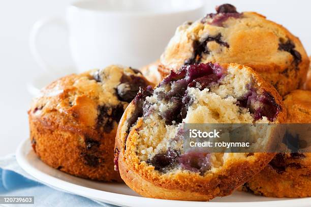 Blaubeermuffins Stockfoto und mehr Bilder von Muffin - Kuchen und Süßwaren - Muffin - Kuchen und Süßwaren, Beere - Obst, Blaubeermuffin