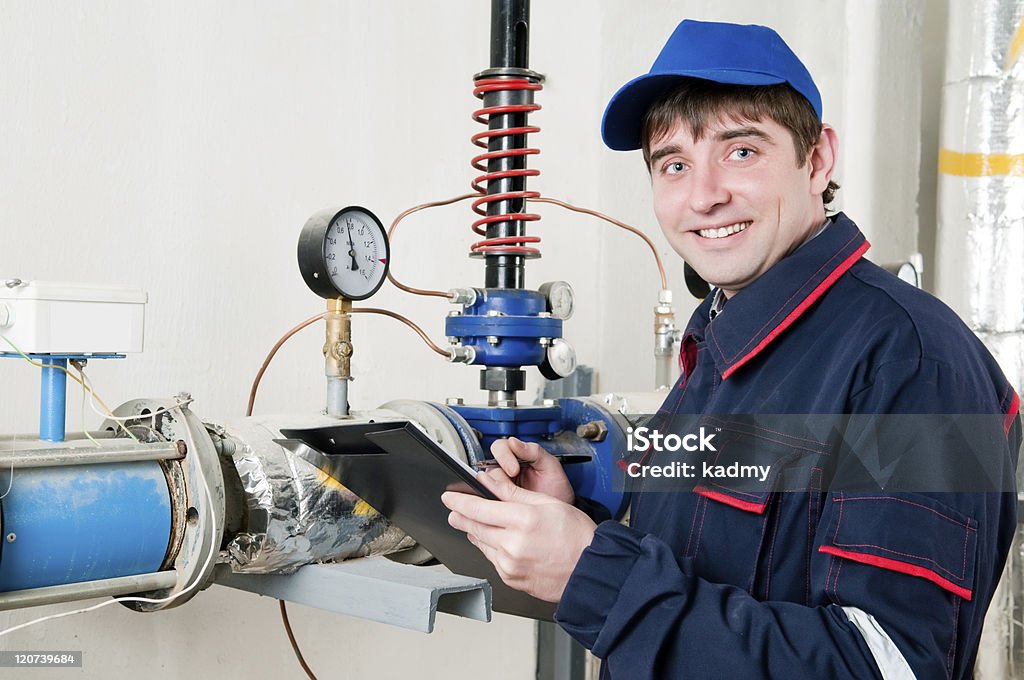 Engenheiro de aquecimento na sala da caldeira - Foto de stock de Consertar royalty-free