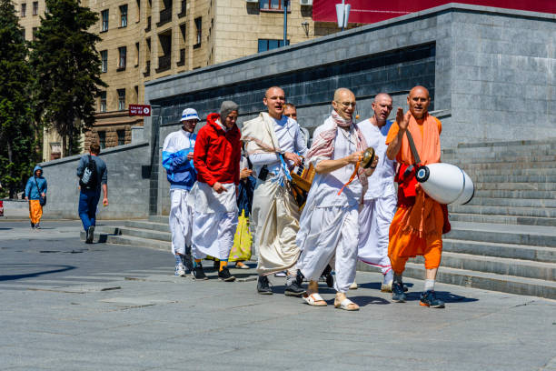 hare krishna menschen zu fuß und singen auf einer straße in charkow, ukraine - international society for krishna consciousness stock-fotos und bilder