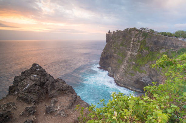 bellissimo tempio di uluwatu arroccato sulla cima di una scogliera a bali, indonesia - bali temple landscape seascape foto e immagini stock