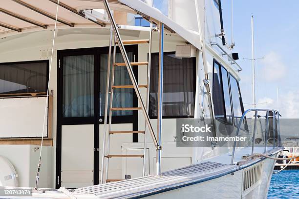 マリーナのクローズアップ Motoryacht - ヨットのストックフォトや画像を多数ご用意 - ヨット, ハシゴ, モーターボート