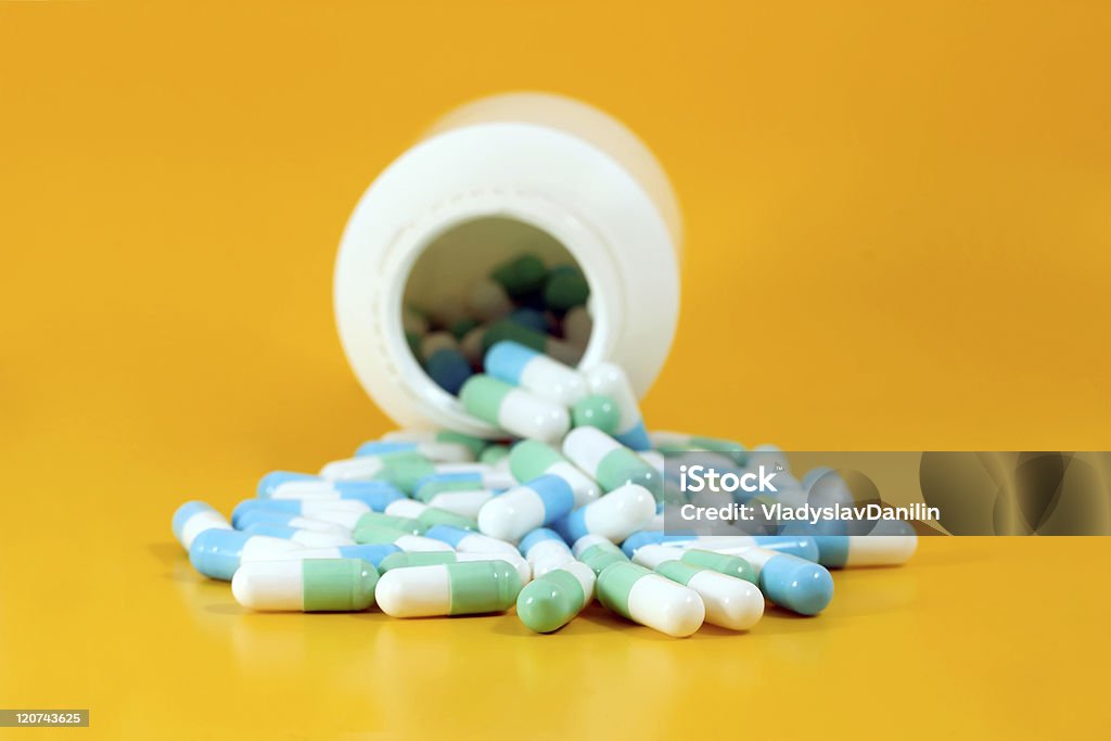 pill spilling - Foto de stock de Comprimido royalty-free