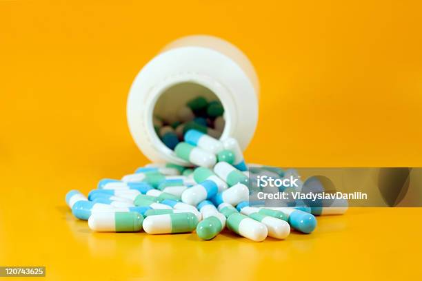 Foto de Pill Spilling e mais fotos de stock de Comprimido - Comprimido, Cápsula, Entornar