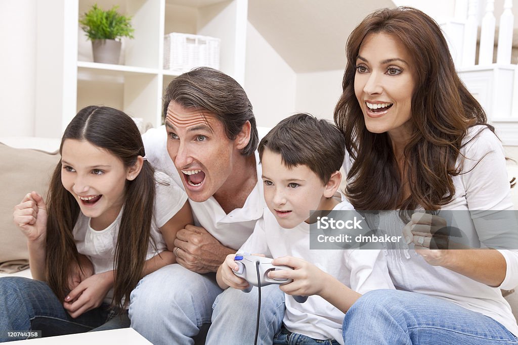Feliz diversão família brincando com consola de jogos de vídeo - Royalty-free Adulto Foto de stock