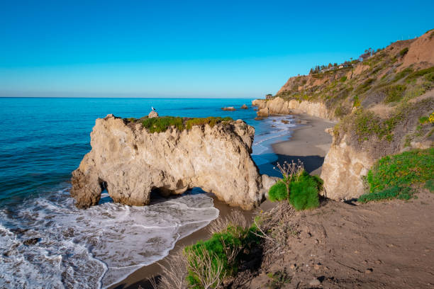 clear malibu day at el matador beach - horizon over water malibu california usa imagens e fotografias de stock