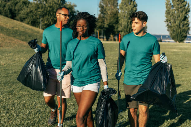 volunteer group cleaning city park from rubbish - wasting time imagens e fotografias de stock