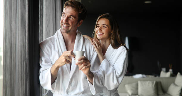 szczęśliwa młoda para korzystających zabiegi wellness spa resort - bathrobe health spa spa treatment couple zdjęcia i obrazy z banku zdjęć