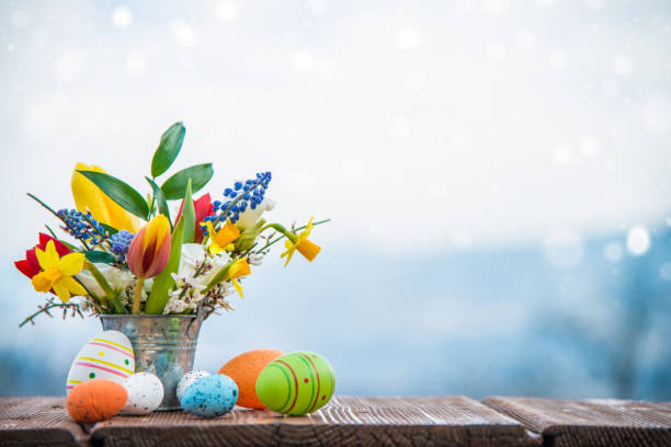 huevos de pascua y flores de primavera - yellow easter daffodil religious celebration fotografías e imágenes de stock