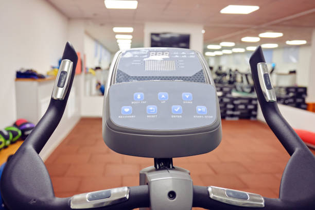 attrezzatura sportiva, cyclette. - spinning health club instructor gym foto e immagini stock