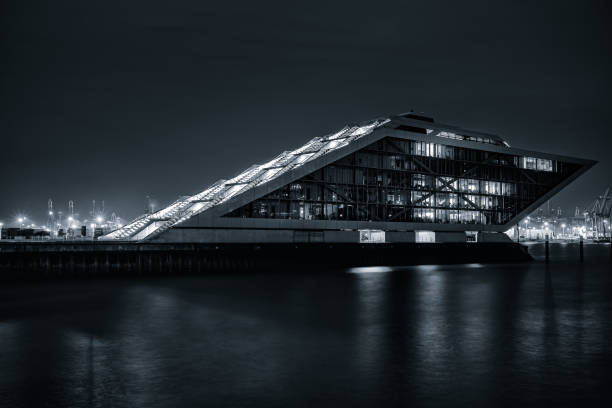 エルベ川のクルーズセンターアルトナでハンブルク港のドックランドの夜にクローズアップショット - altona ストックフォトと画像
