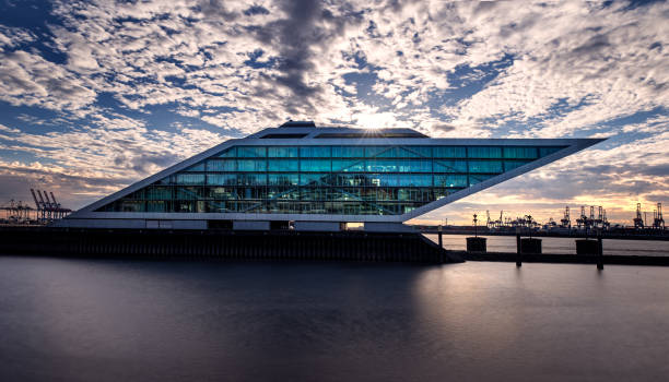 primo piano girato al crepuscolo di dockland nel porto di amburgo al cruise center altona sul fiume elba con nuvole spettacolari e sole - altona foto e immagini stock