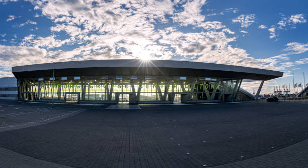 primo piano girato al crepuscolo di dockland nel porto di amburgo al cruise center altona sul fiume elba con nuvole spettacolari e sole - altona foto e immagini stock