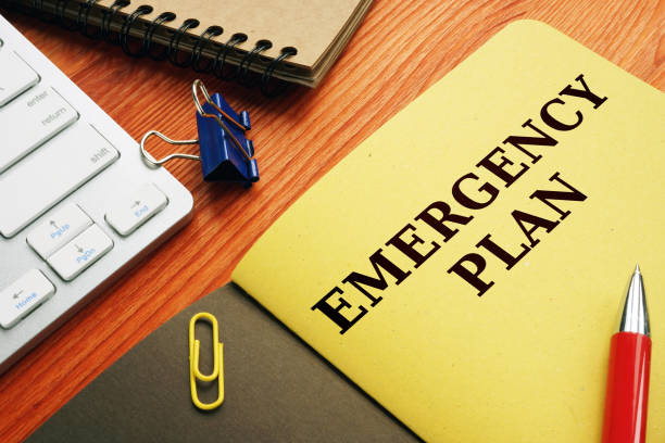 plan de emergencia o preparación para desastres en el escritorio. - infortunio fotografías e imágenes de stock