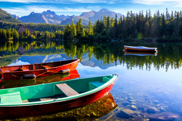 summer holiday morning at the strbske pleso mountain lake, slovakia - pleso imagens e fotografias de stock