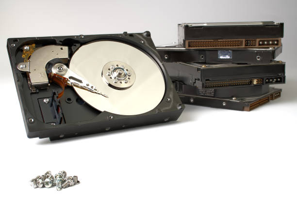 하드 디스크 - 하드 디스크 드라이브. 하드 디스크 복구 개념, 컴퓨터 산업. 흰색 배경에 컴퓨터 3.5 'sata에서 분해 하드 드라이브 - broken hard drive inside of open 뉴스 사진 이미지