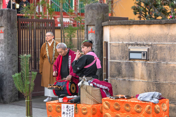 Performance of japanese musicians with traditional flute and drum. ueno, japan - january 02 2020: Performance of japanese kagura musicians with transverse flute Kagurabue or Shinobue accompanied by roped drum Shimedaiko and Shishimaidaiko with Bachi sticks. shinobazu pond stock pictures, royalty-free photos & images