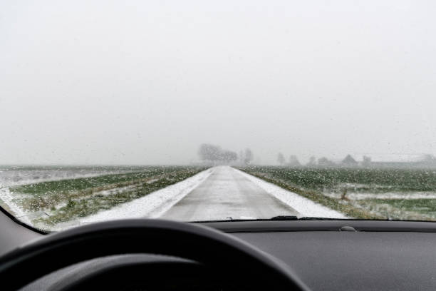 雪の冬の日に滑りやすい田舎道を運転 - drivers point of view country road snowing blizzard ストックフォトと画像