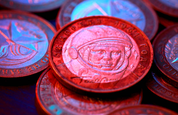 image de l’astronaute youri gagarine sur une pièce de monnaie russe - number 10 gold business paper currency photos et images de collection