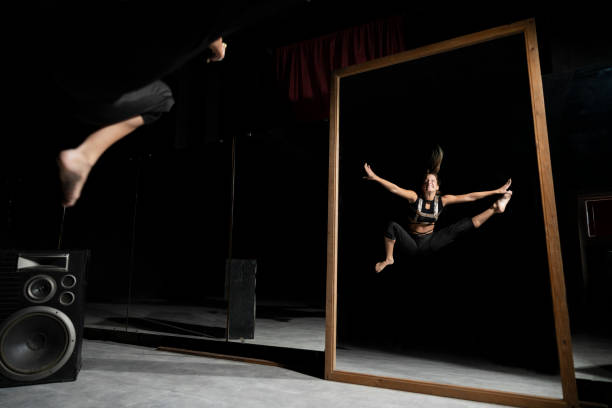 gravité zéro avec bonne musique - flying contemporary dancing dancer photos et images de collection