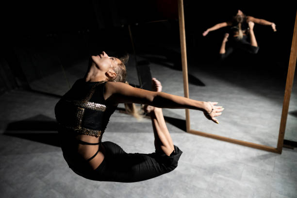 zéro gravité dans son - flying contemporary dancing dancer photos et images de collection