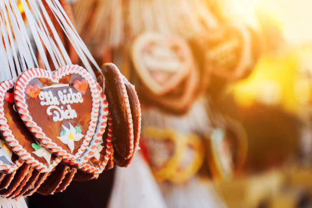 corações na oktoberfest, munique, alemanha - bolo de gengibre - fotografias e filmes do acervo