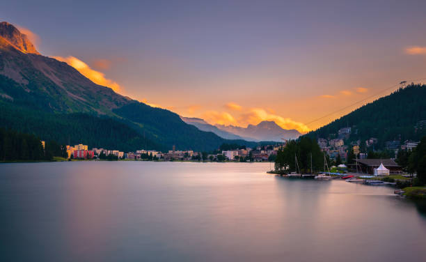 puesta de sol sobre st. moritz con lago y alpes suizos en suiza - st moritz engadine landscape village fotografías e imágenes de stock