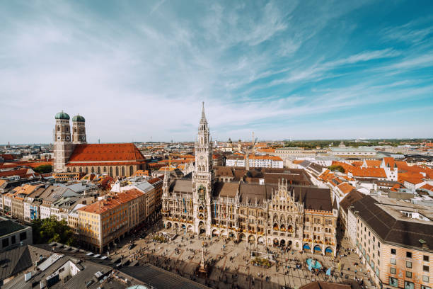 marienplatz mit neuem rathaus und frauenkirche. - cathedral of our lady stock-fotos und bilder