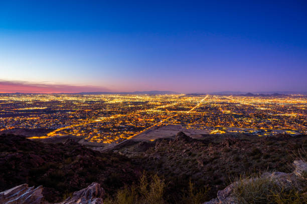 サウスマウンテンから夕暮れ時のフェニックスの眺め - phoenix arizona city road ストックフォトと画像