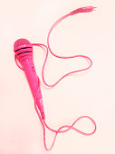 rosa-mikrofon-musik-hintergrund.jpg?b=1&s=170x170&k=20&c=5NFgoTlEbjeE-Fu0HmnwvNZWK2wf0JJ9mpQGnrdK2Tw=