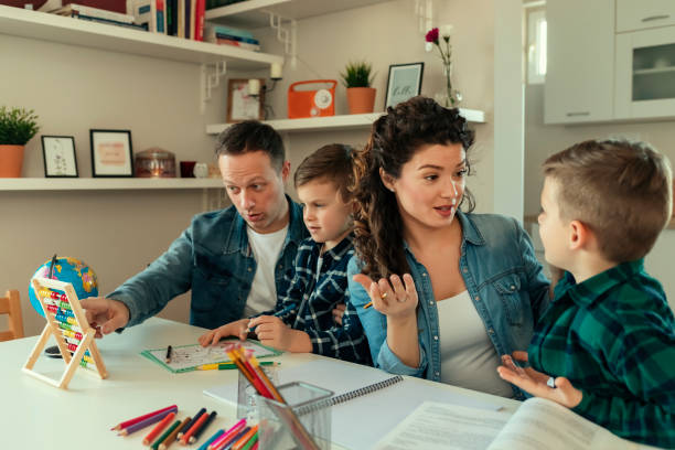 desempeñar un papel activo en la tarea del niño - twin tips fotografías e imágenes de stock