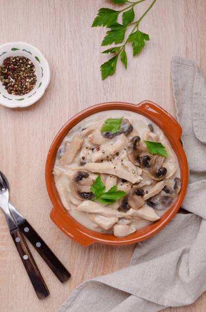 rebanadas de carne estofada con champiñones - geschnetzeltes fotografías e imágenes de stock