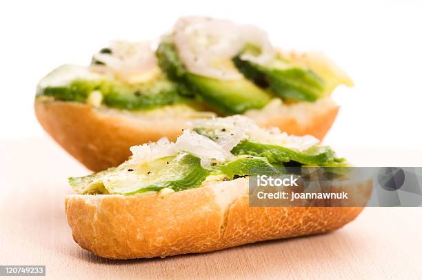 Sanduíche Com Abacate Sobre Uma Mesa De Madeira - Fotografias de stock e mais imagens de Abacate - Abacate, Alho, Alimentação Saudável