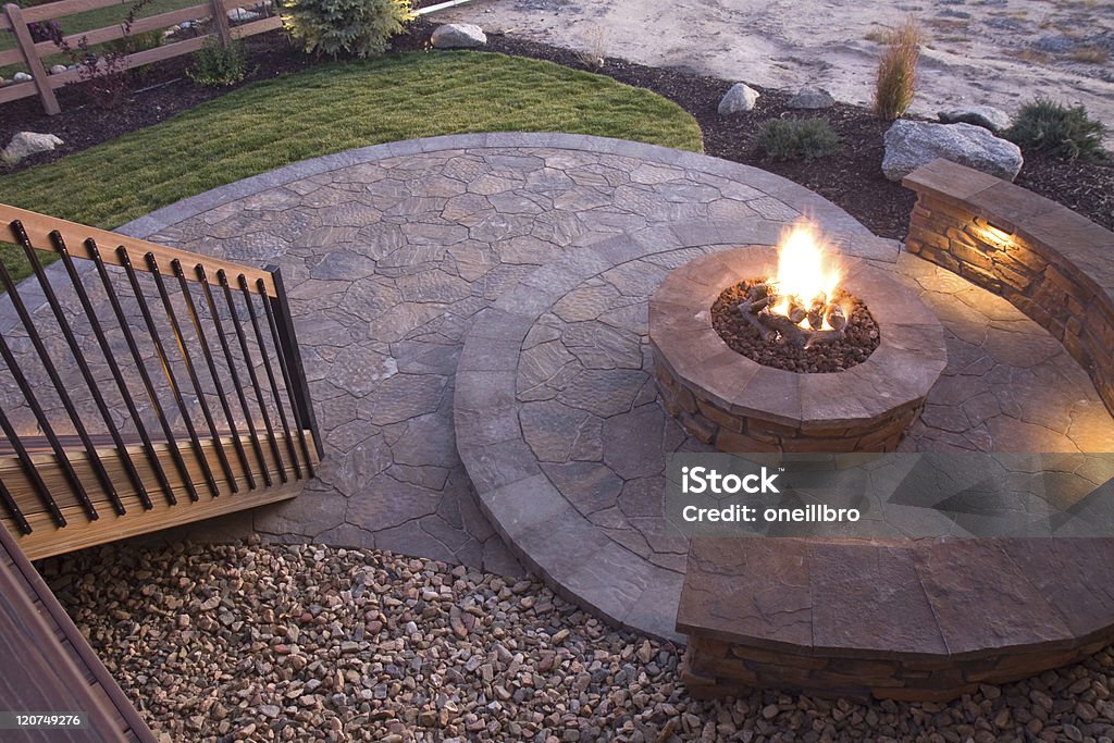 Bueatiful PATIO CON FOGÓN-FRENTE AL MAR - Foto de stock de Hoyo para fuego libre de derechos