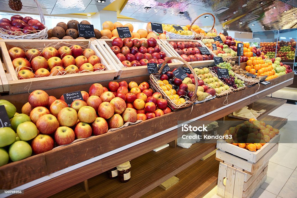 Estante con frutas - Foto de stock de Supermercado libre de derechos