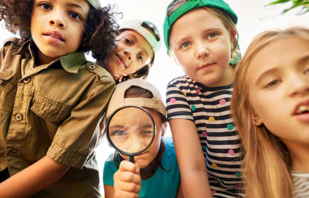 magnifying it! - searching child curiosity discovery imagens e fotografias de stock