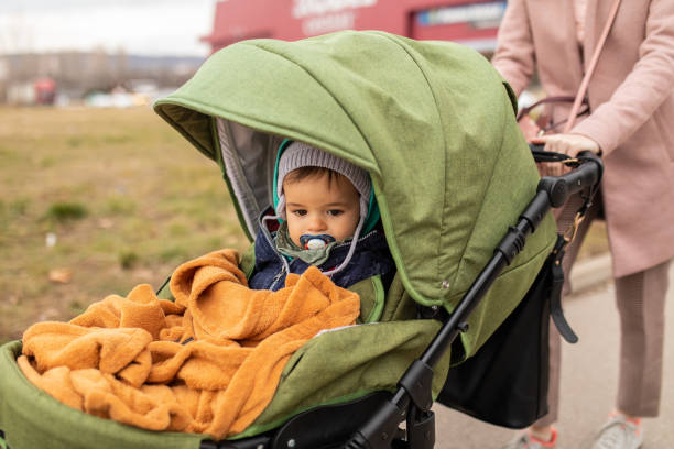 都市で秋の日に彼の母親と散歩中の男の子の男の子 - baby blanket ストックフォトと画像