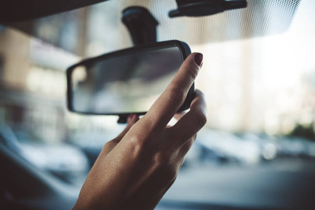 die hand einer frau auf dem rückbildschirm - rear view mirror car mirror rear view stock-fotos und bilder