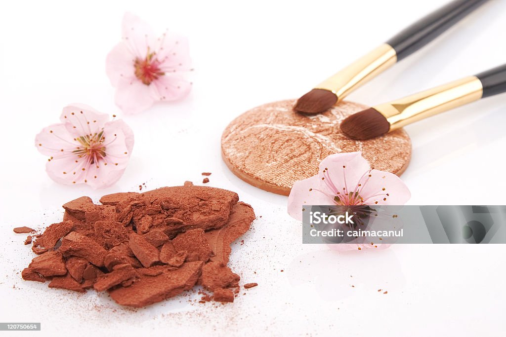 Marrón, polvo para maquillaje y flores - Foto de stock de Accesorio personal libre de derechos