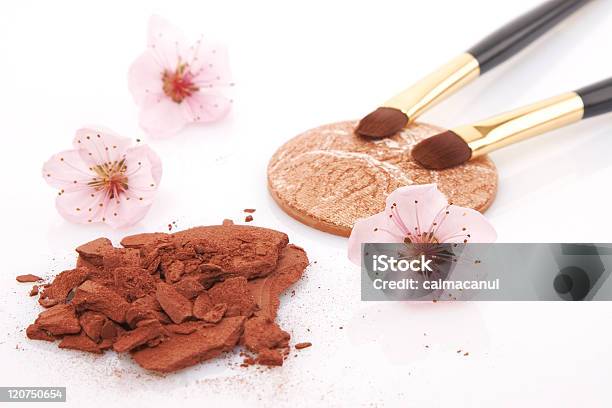 Marrón Polvo Para Maquillaje Y Flores Foto de stock y más banco de imágenes de Accesorio personal - Accesorio personal, Adulto, Arreglar