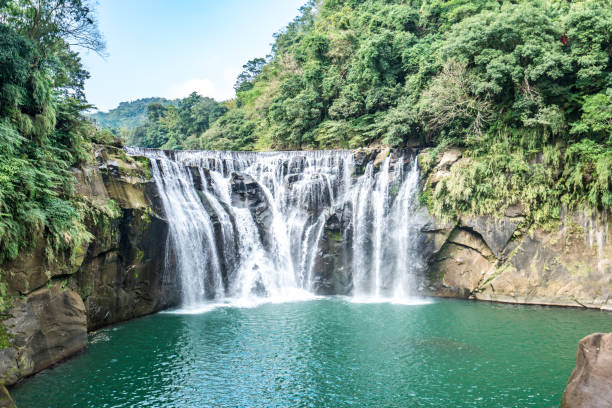 cachoeira shihfen, 15 metros de altura e 30 metros de largura, é a maior cachoeira do tipo cortina de taiwan - stream day eastern usa falling water - fotografias e filmes do acervo