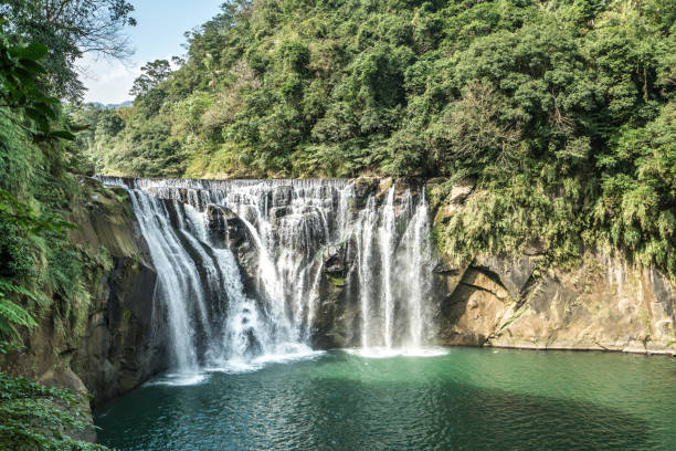 shihfen waterfall, fifteen meters tall and 30 meters wide, it is the largest curtain-type waterfall in taiwan - stream day eastern usa falling water imagens e fotografias de stock